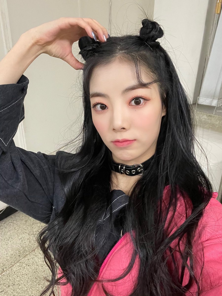 RBW_PURPLEKISS's tweet photo. [#고은] 머리에 미니 만두 두 개~~🥟 https://t.co/vlreWVZQX5