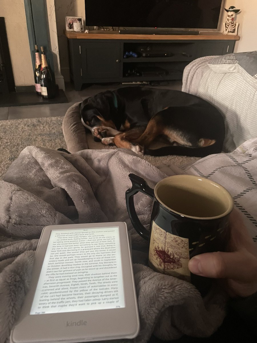 hoops__45's tweet photo. Morning all, gonna be a beautiful day, I can’t wait for a bit of sunshine ☀️
#Betterdaysarecoming #sumshine #cotswolds #pooch #pet #dog #reading #kindle https://t.co/JF6zDuV00X