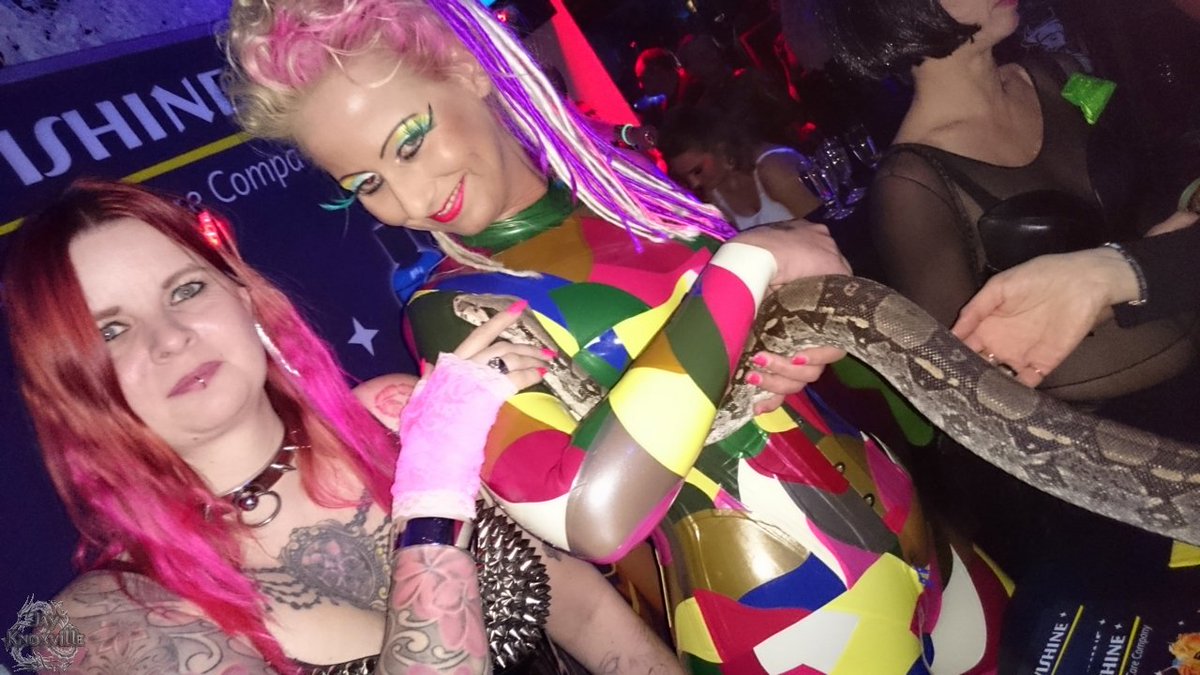 Vanessa_Knox_'s tweet photo. Ohhhhh....
Wie mir die #fetishpartys fehlen
und ich euch alle vermisse 😥
@LadyVivian_muc @VivishineLatex
https://t.co/SdnfIeY2GL
Passt alle gut auf euch auf 🤗
Euer Sternchen 🌟 @Vanessa_Knox_
💋💋💋
und @Jay_Knoxville_ 😎
#partypics
#like #likeit #comment #follow #RETWEEET https://t.co/4qqNKmP8yB