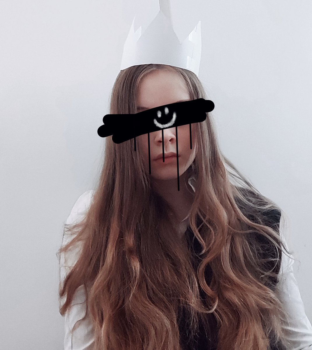 Is2Kat's tweet photo. I made a paper crown for this.
Damn.

  - rt's are swag
  - #technotwtselfieday https://t.co/8Yf53hOY7o