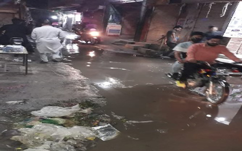 Waqtnewstv's tweet photo. #BreakingNews 
سیالکوٹ:کوٹلی 
لوہاراں مغربی مین بازاربیکری والی گلی میں شب برآت کے موقع پرپانی نالیوں سے باہر، مکینوں کوپریشانی 
 شکایات کے باوجود انتظامیہ خاموش 
#Sialkot #Residents #KotliLoharan #WaterOnStreets #GarbagePiles #Pipelines @GovtofPunjabPK @CMPunjabPK @Dr_FirdousPTI https://t.co/W4NA2bMj62