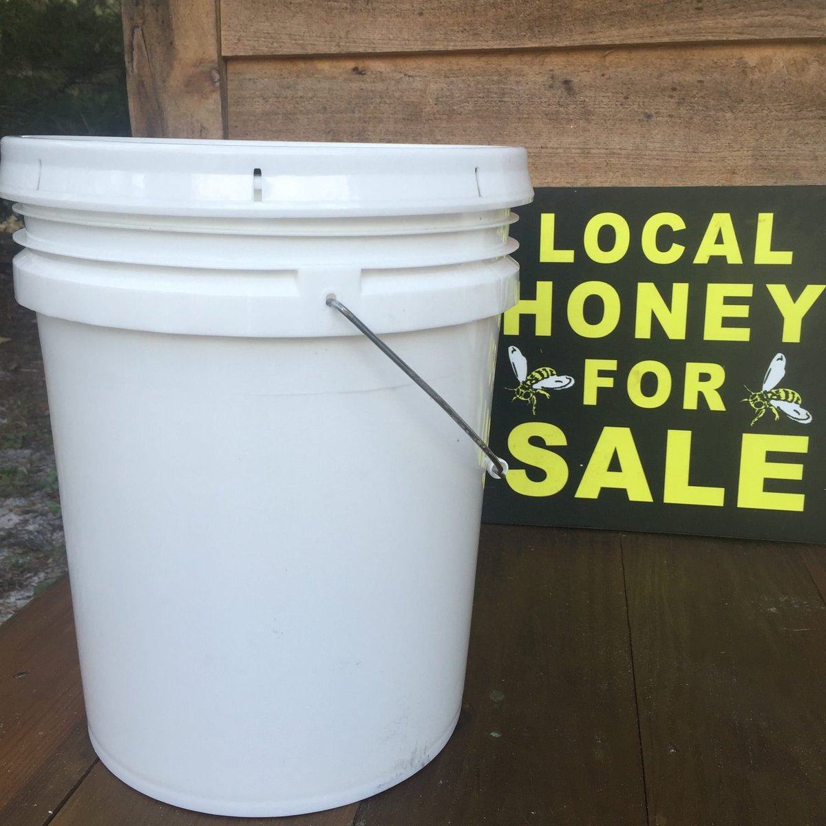 DelightPureHon1's tweet photo. BULK PURE RAW HONEY FOR SALE

20L bucket :Average weight of 24-25 kgs

Price :$USD90.00

Available only on order

Collection : Room 108 Anlaby House corner Angwa and Nelson mandela

Delivery Around Harare (charges apply)

Call/whatsapp :+263716020250 https://t.co/OANnr1GV9x