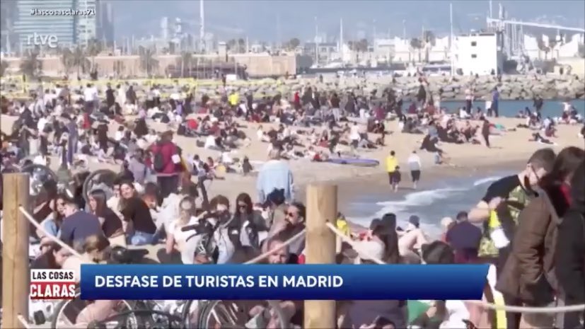 Rótulo: DESFASE DE TURISTAS EN MADRID.

Imágenes en la pantalla: la playa de la Barceloneta a reventar. 

TVE de campaña electoral.
