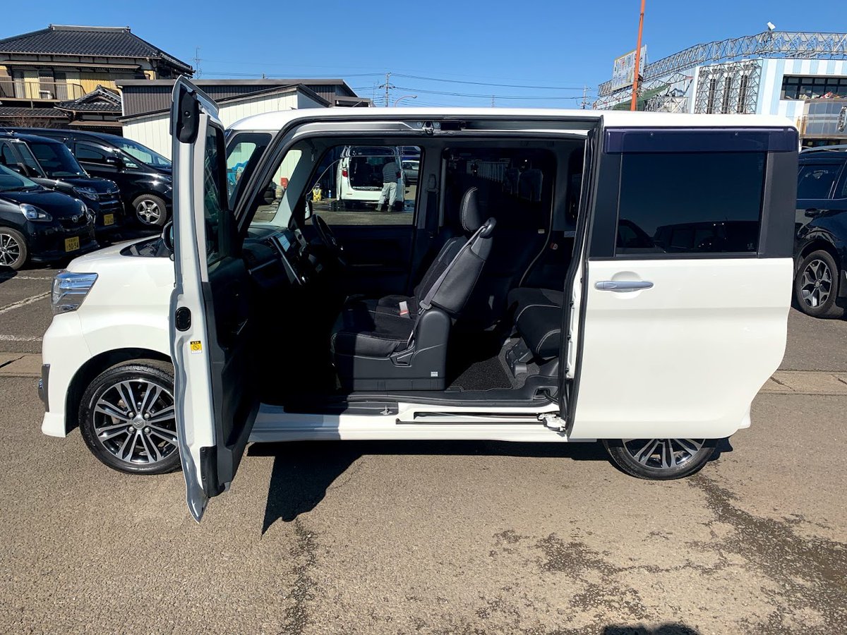 daitokucar1's tweet photo. パールホワイトのタントカスタム入荷しました💁‍♂️
走行距離は多めですがピカピカの1台です🚗
屋根が高いのが特長のデザイン。フロントガラスが大きく開放感があり運転しやすいです🙆‍♂️
平成26年8.8万キロで車両本体価格95.5万円✨
気になる方はぜひ見に来て下さいね‼️　#タントカスタム https://t.co/os8l7ykXsG