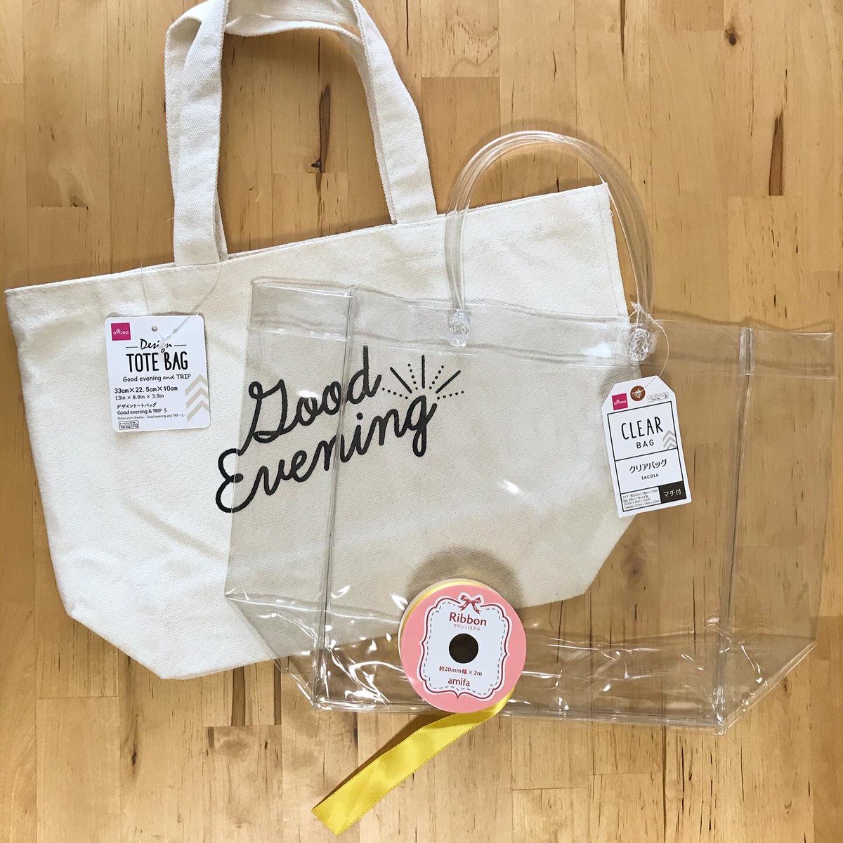 紗香 En Twitter 100均の材料で編み上げリボントートバッグを作ってみました クリアバッグと布バッグはダイソー サテンリボンはセリア購入品です クリアバッグの両端に穴を開けて サテンリボンを通して結びました 缶バッジをつけたり ぬいぐるみ入れると 紗香 En Twitter 100均の材料で編み上げリボントートバッグを作ってみました クリアバッグと布バッグはダイソー サテンリボンはセリア購入品です クリアバッグの両端に穴を開けて サテンリボンを通して結びました 缶バッジをつけたり ぬいぐるみ入れると