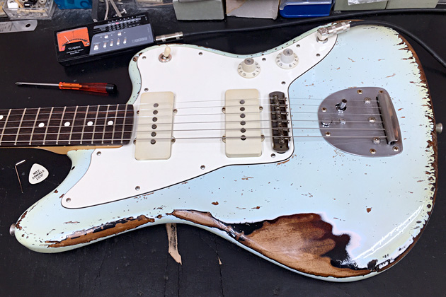 店頭販売用に製作中の 3SB → 白 → ソニック・ブルーの順で 上塗りを