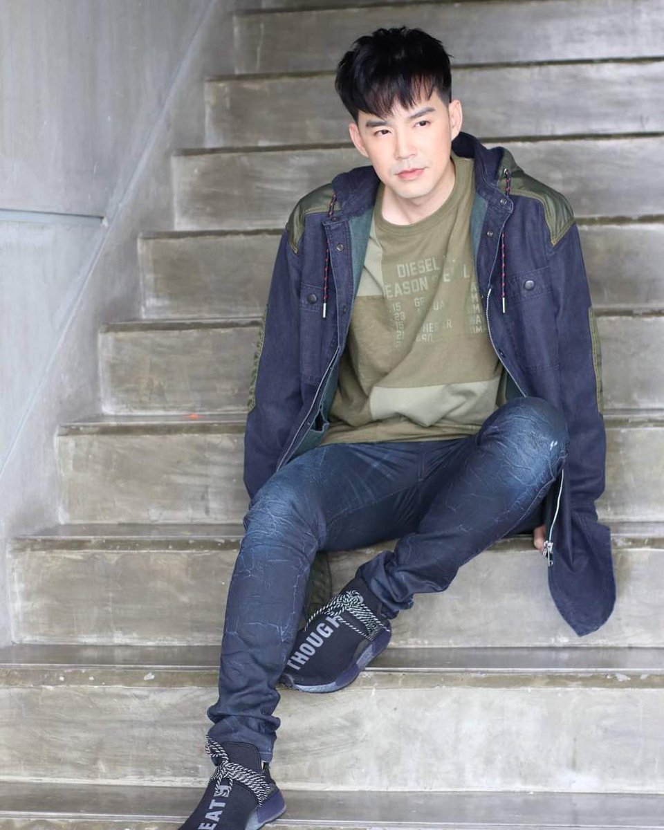 Jeab_HC's tweet photo. กาลเวลาทำอะไรพี่บีมไม่ได้เลยย 🔥🔥💙💙 #TPopStageEP8 #beamkawee
• • • • • •
น้องพีร์ตอนโต ประมาณ18ขวบ 😏#DieselTH @.club21thailand
Cr. IG @Beamkawee https://t.co/7miyuCwQ0a