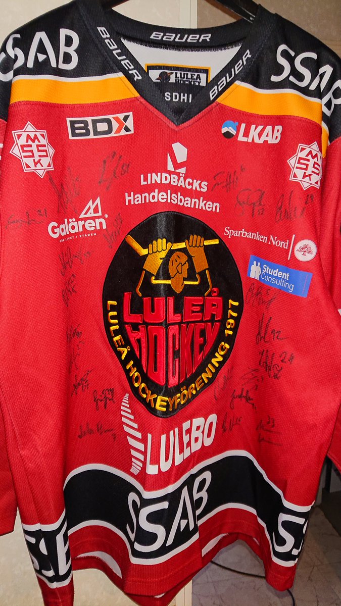 jonny_karsikko's tweet photo. Vaknar med ett leende på läpparna 🥰
🏆 landade i Delfinen 👍
Vi gjorde det tillsammans 🖤 💛 ❤️
@LuleaHockey @LuleaFans
Säger bara @Tulusnoora finalens gigant tillsammans med Jenni Hiirikoski
BSTL 2022 🏆 https://t.co/y5AvuaUZEC