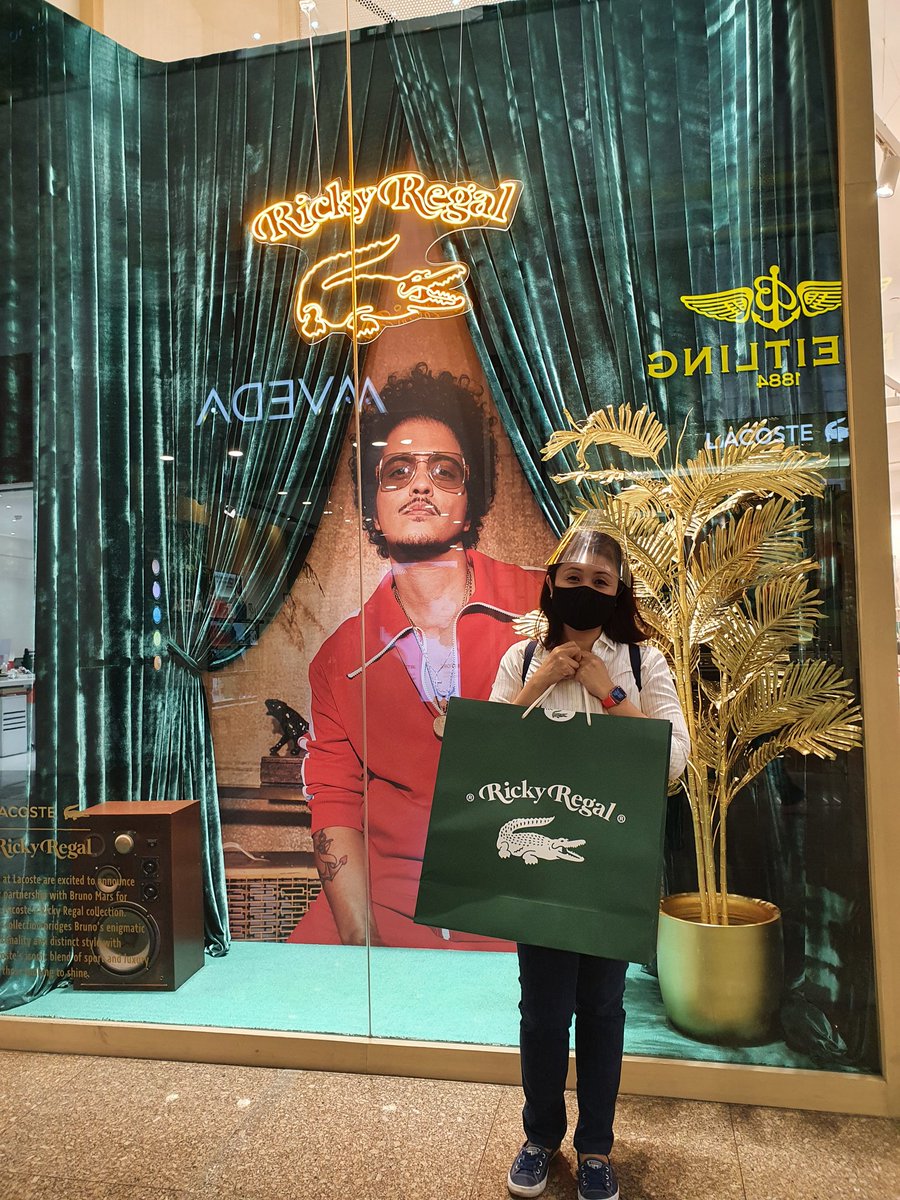 judypchy's tweet photo. Glad I was able to go back there before another lockdown, will be waiting for the next @ricky_regal collection. 😊 Until then... Keep streaming #LeaveTheDoorOpen 😄 #SilkSonic #BrunoMars #AndersonPaak #LetSilkSonicThrive https://t.co/9RWEGyFUbS