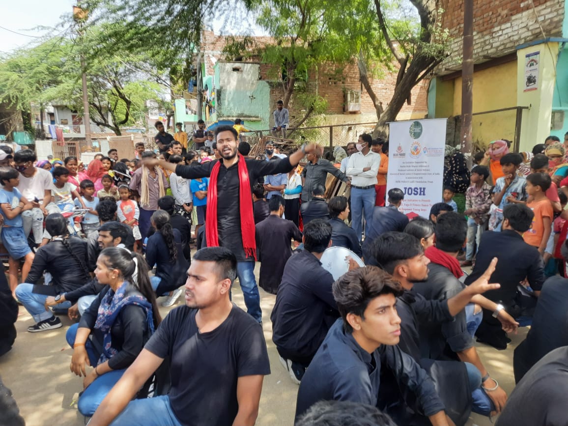 FoundationLadli's tweet photo. #Community_outreach activities at #KusumPurPahadi #Slum to #Sensitize #Youth about #DrugPrevention &amp; #Mobilized for #JOSH &amp; #YUVA Initiative to divert thm frm #SubstanceAbuse &amp; Crimes Supported By @MSJEGOI @TCGEHLOT @NISD_India @CPDelhi @dcp_southwest &amp; @AsmitaTheatre 
@PMOIndia https://t.co/pk3PYiarzv