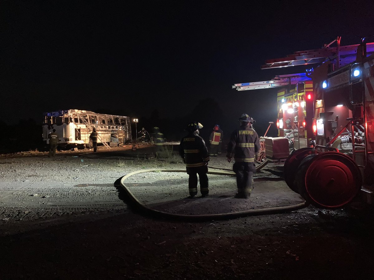 bomberospucon's tweet photo. Unidades B1, B2 trabajan en 10-1-3 , bus que combustiona en sector vertedero municipal #bomberospucon #bomberosdechile #pucon https://t.co/ydJrb0kowF