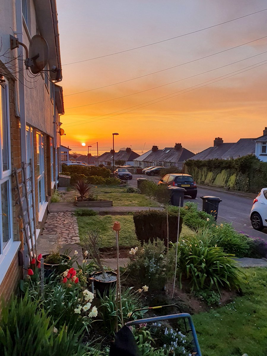 Clippergarden's tweet photo. Cuppa tea on the doorstep with this view!

#tuesdaymotivations #sky https://t.co/TRjHEcJMjZ