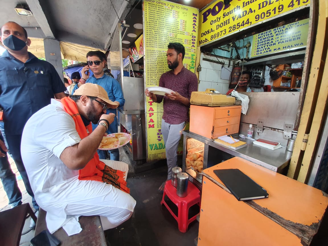 SuPriyoBabul's tweet photo. Munching on delicious food after my morning campaign at Lords More(Lake Gardens) in Tollygunge Vidhansabha. https://t.co/BhnInx8AKe