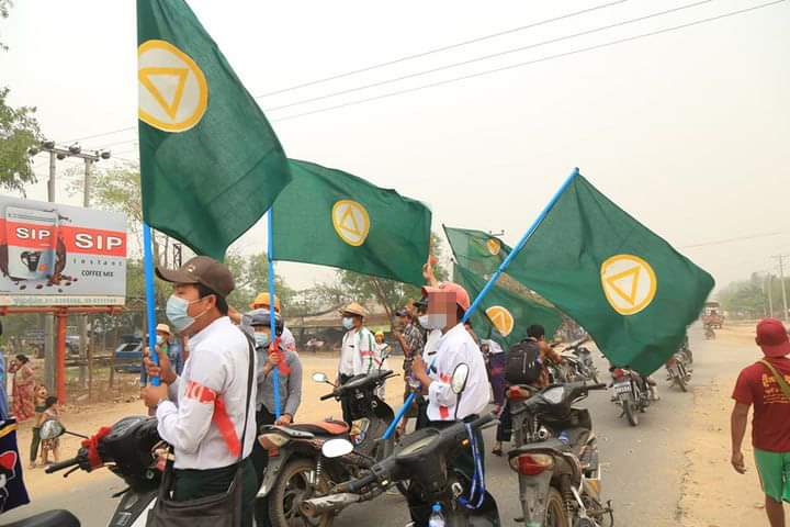XueMei01's tweet photo. Long miles marching strike in Kanbalu,Sagaing Region 
Though wind gusting within this areas today , residents marched over 70 Miles with motorcycles and demonstrated against military junta !

ABOMINABLE CRUELTY
#WhatsHappeningInMyanmar 
#Mar30Coup https://t.co/YsM0X2iPjv