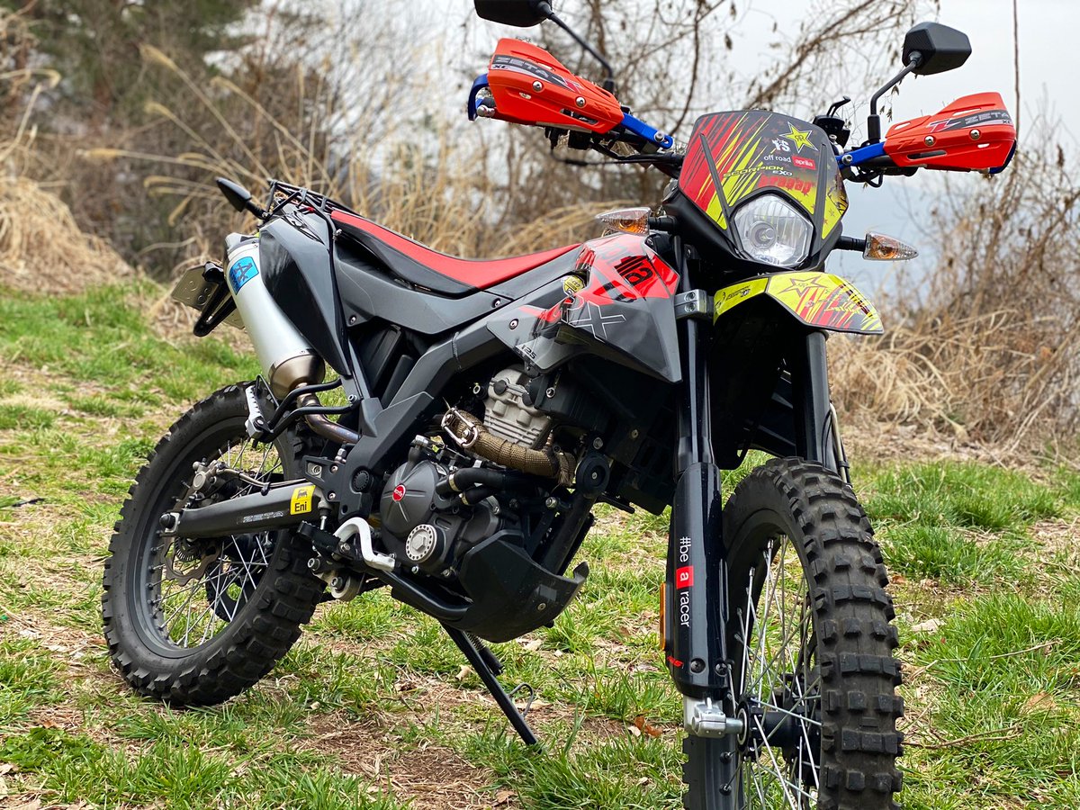 Geno_Org's tweet photo. 納車されてました
色がうるさい
#RX125
#aprilia https://t.co/FmlnQG0czK
