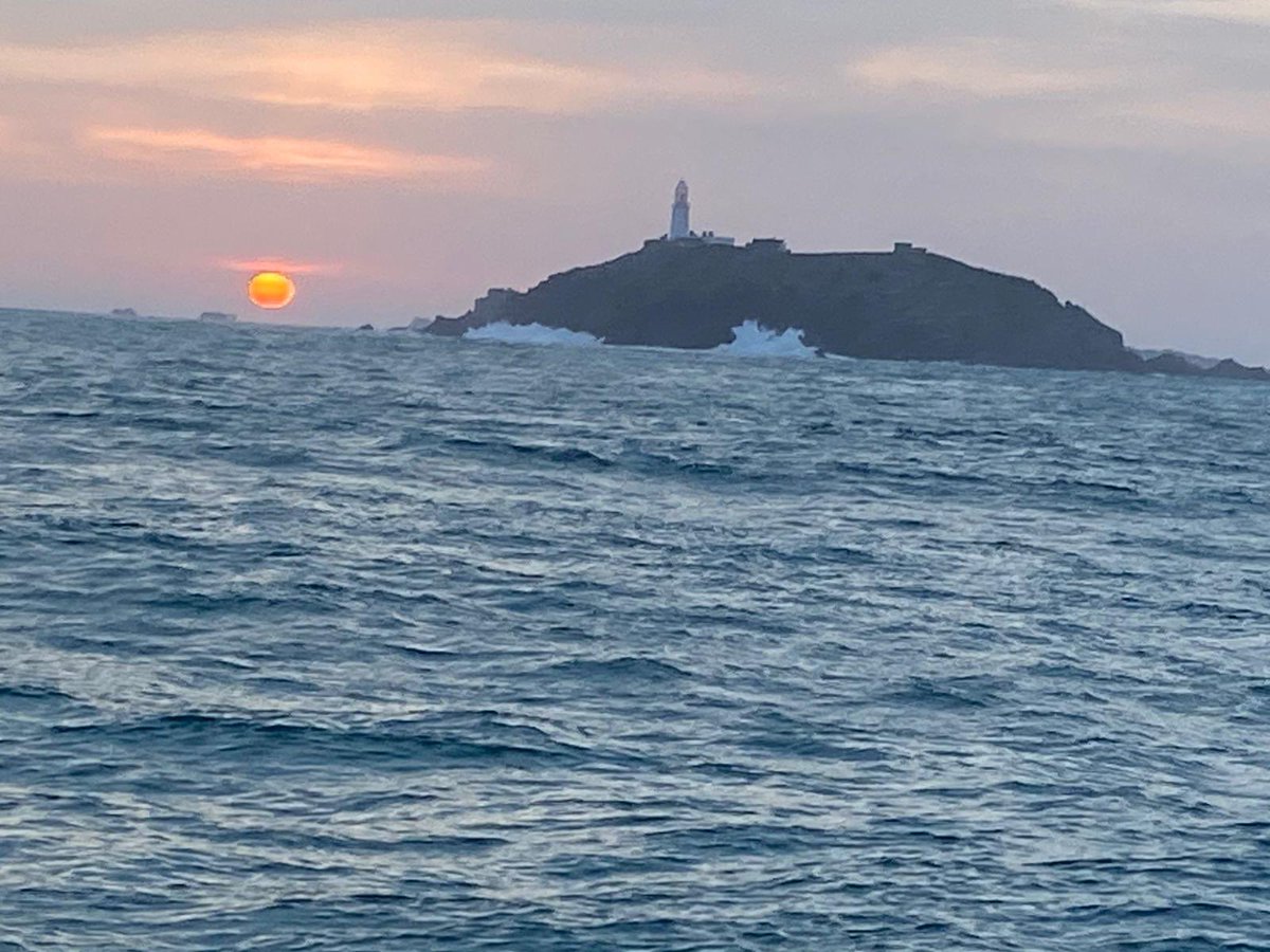 IOSfish's tweet image. Sunrise over Round Island, #scilly ⁦@visitIOS⁩