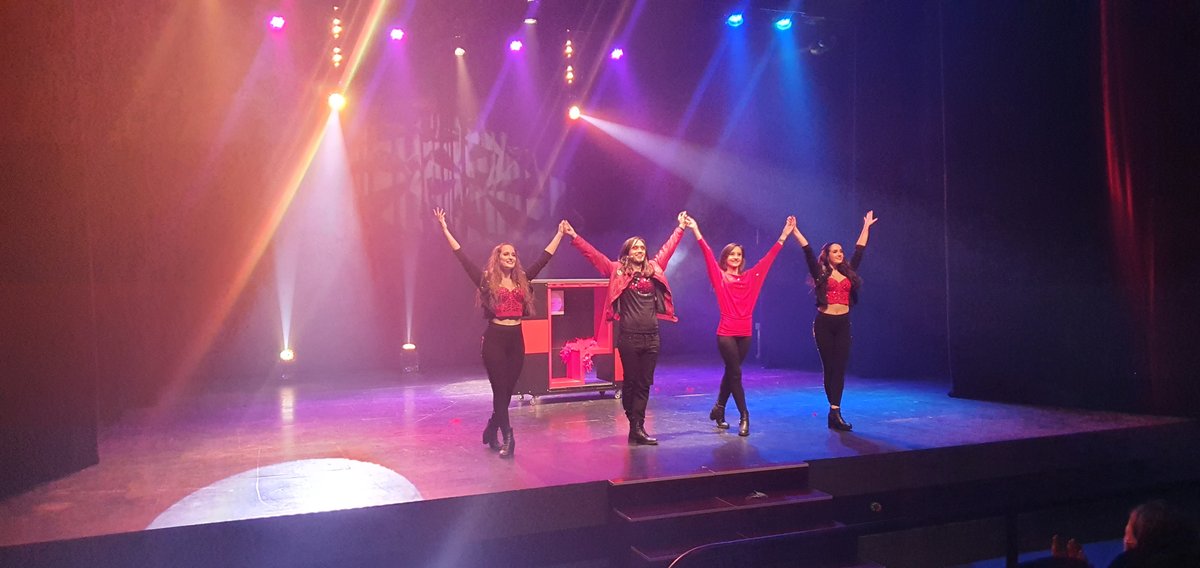 Edamagic's tweet photo. ¡GRACIAS! Volvemos a la carga💥 en vivo y con todas las medidas de seguridad #liveshow #culturasegura #lovemyjob #magia #stageillusionist #stageillusions #ilusionista #magic #artofmagic #lightingdesign #stagelights https://t.co/gOhTrN9JIS