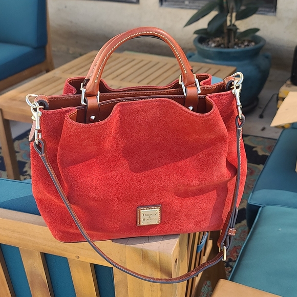 WandaCo87259801's tweet photo. So good I had to share! Check out all the items I'm loving on @Poshmarkapp from @JeanettePeat #poshmark #fashion #style #shopmycloset #mrena #handcrafted #dooneybourke: https://t.co/2TfGra2MRn https://t.co/HR8EXaJkUW
