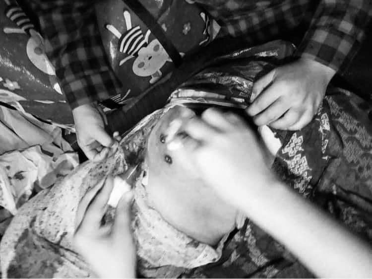 ChoZinLatt6's tweet photo. Tw // blood
Happened in Loikaw, Kayah State, An old woman staying in her house got shot with 9 rubber bullets and reportedly at least 3 people got injured .
ABOMINABLE CRUELTY
#Mar30Coup
#WhatsHappeningInMyanmar https://t.co/Gj2Vp7H9nv