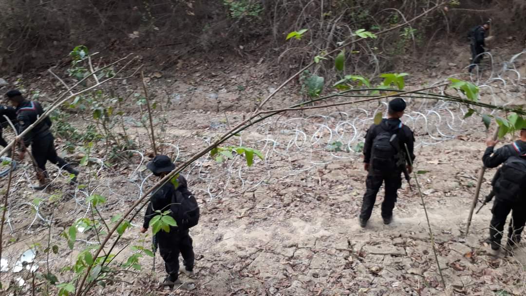 AyeChannMinn's tweet photo. Thailand expels Burmese refugees.
The returnees are now hiding in the nearby mountains as they do not dare to return to their homes.😪
Neighboring country should help.🙏
Please help Myanmar Ethnics.🙏
#MilkTeaAlliance 
#RejectMyanmarMilitaryCoup 
#Mar30Coup 
#Thailand https://t.co/51ymvsAvid