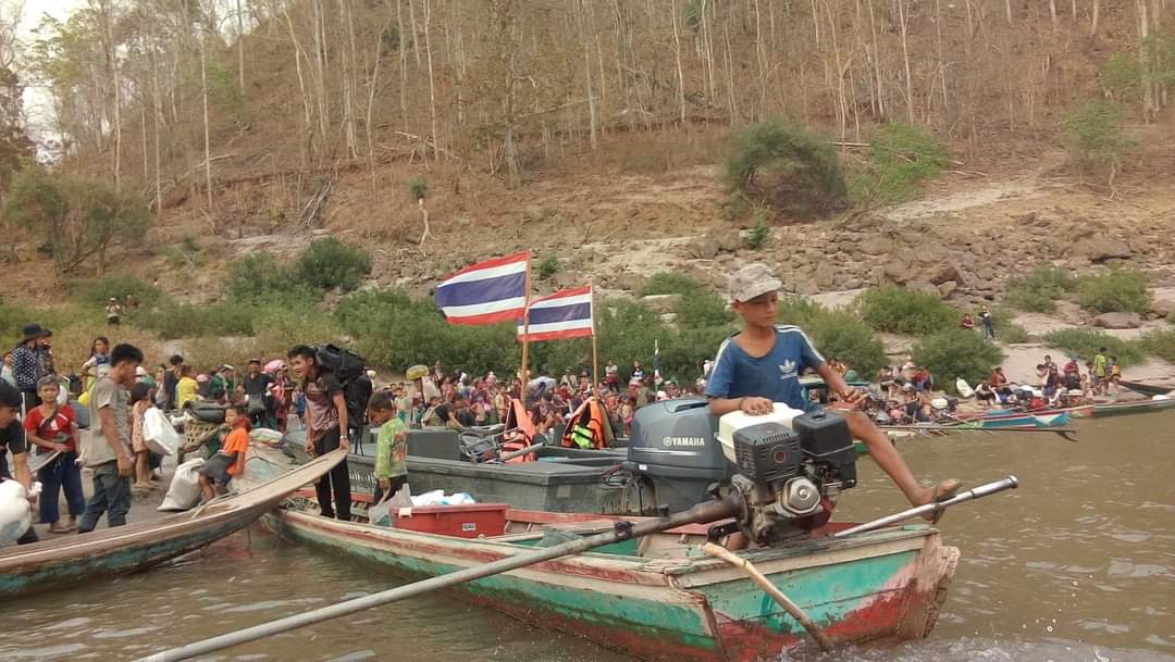AyeChannMinn's tweet photo. Thailand expels Burmese refugees.
The returnees are now hiding in the nearby mountains as they do not dare to return to their homes.😪
Neighboring country should help.🙏
Please help Myanmar Ethnics.🙏
#MilkTeaAlliance 
#RejectMyanmarMilitaryCoup 
#Mar30Coup 
#Thailand https://t.co/51ymvsAvid