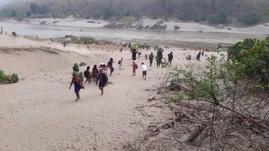 AyeChannMinn's tweet photo. Thailand expels Burmese refugees.
The returnees are now hiding in the nearby mountains as they do not dare to return to their homes.😪
Neighboring country should help.🙏
Please help Myanmar Ethnics.🙏
#MilkTeaAlliance 
#RejectMyanmarMilitaryCoup 
#Mar30Coup 
#Thailand https://t.co/51ymvsAvid