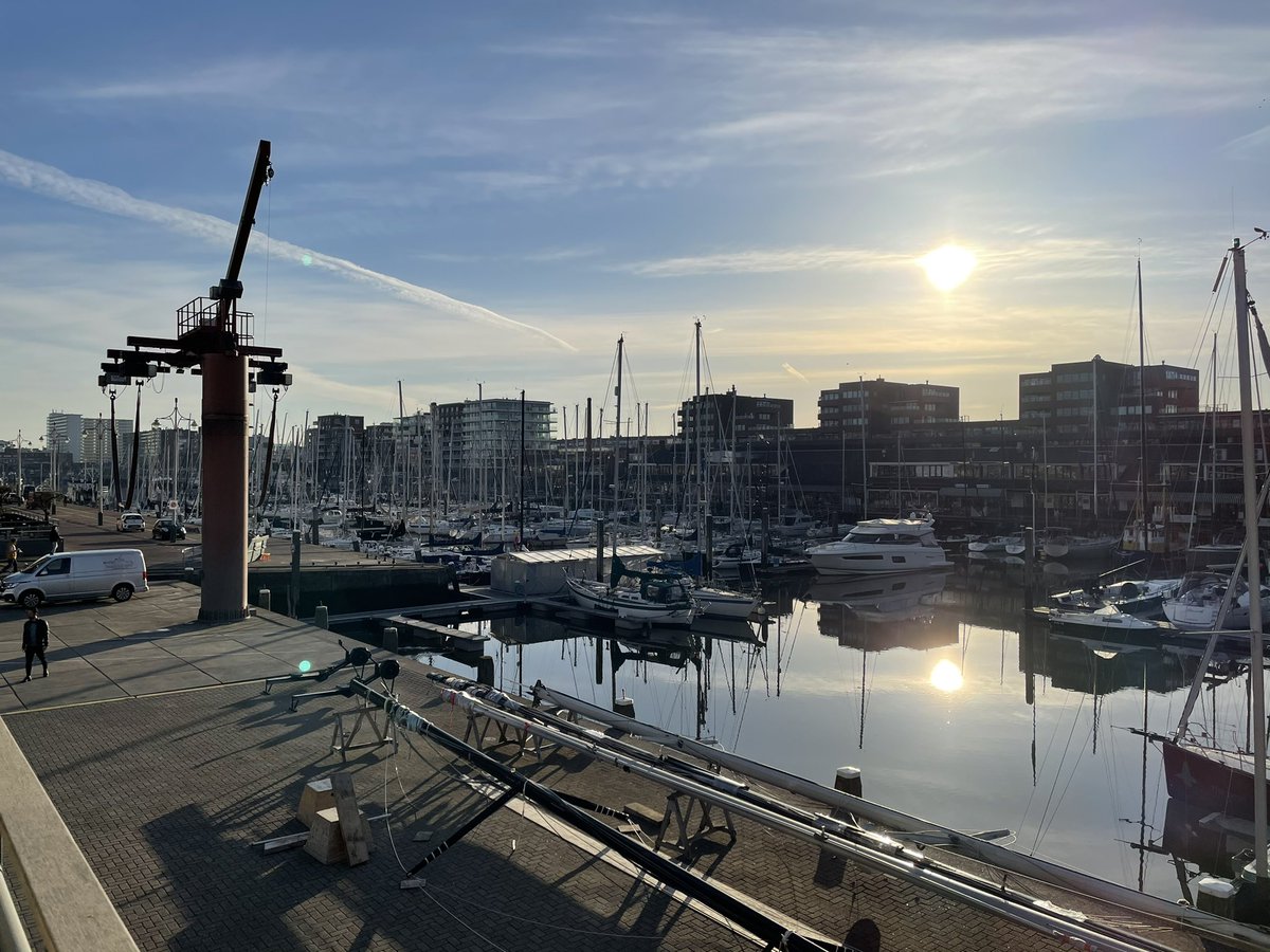 Het seizoen is nu echt begonnen! Wat een mooie ochtend om te klussen en daarna te varen!