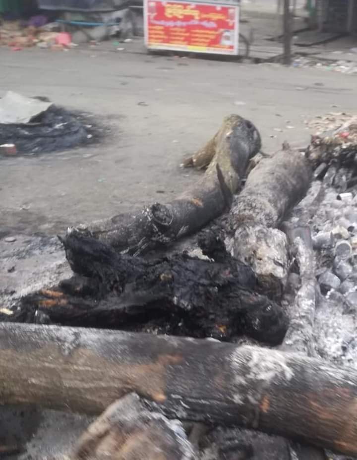 Rare43800904's tweet photo. Myanmar soldiers and police burned and killed a person at South of Dagon Township in Yangon Division. 
Mar 30, 2021 https://t.co/t1gZGqthQp https://t.co/WCpucR6LiE