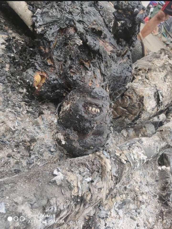 Rare43800904's tweet photo. Myanmar soldiers and police burned and killed a person at South of Dagon Township in Yangon Division. 
Mar 30, 2021 https://t.co/t1gZGqthQp https://t.co/FMzfXxxESm