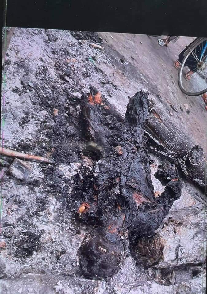 Rare43800904's tweet photo. Myanmar soldiers and police burned and killed a person at South of Dagon Township in Yangon Division. 
Mar 30, 2021 https://t.co/t1gZGqthQp https://t.co/FMzfXxxESm