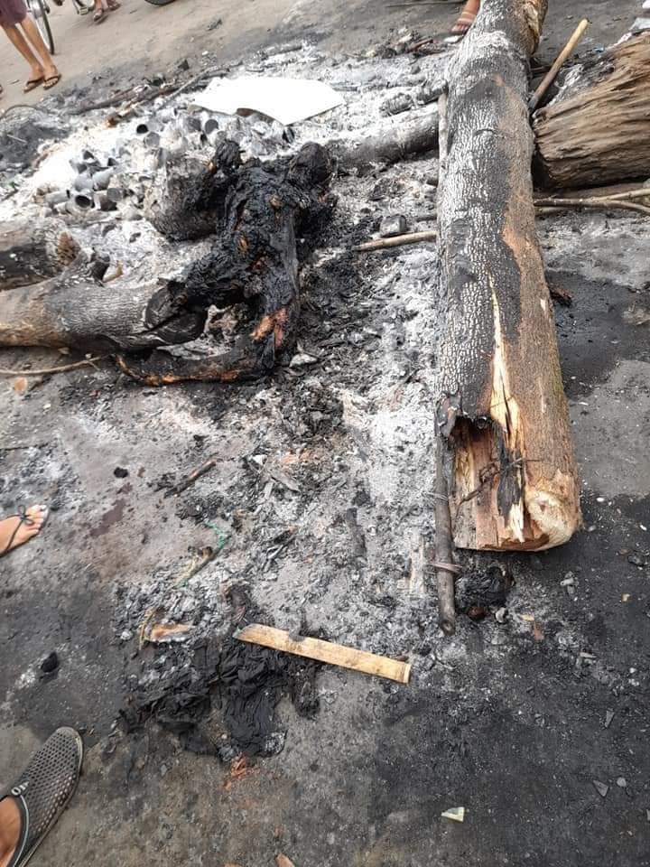 Rare43800904's tweet photo. Myanmar soldiers and police burned and killed a person at South of Dagon Township in Yangon Division. 
Mar 30, 2021 https://t.co/t1gZGqthQp https://t.co/FMzfXxxESm