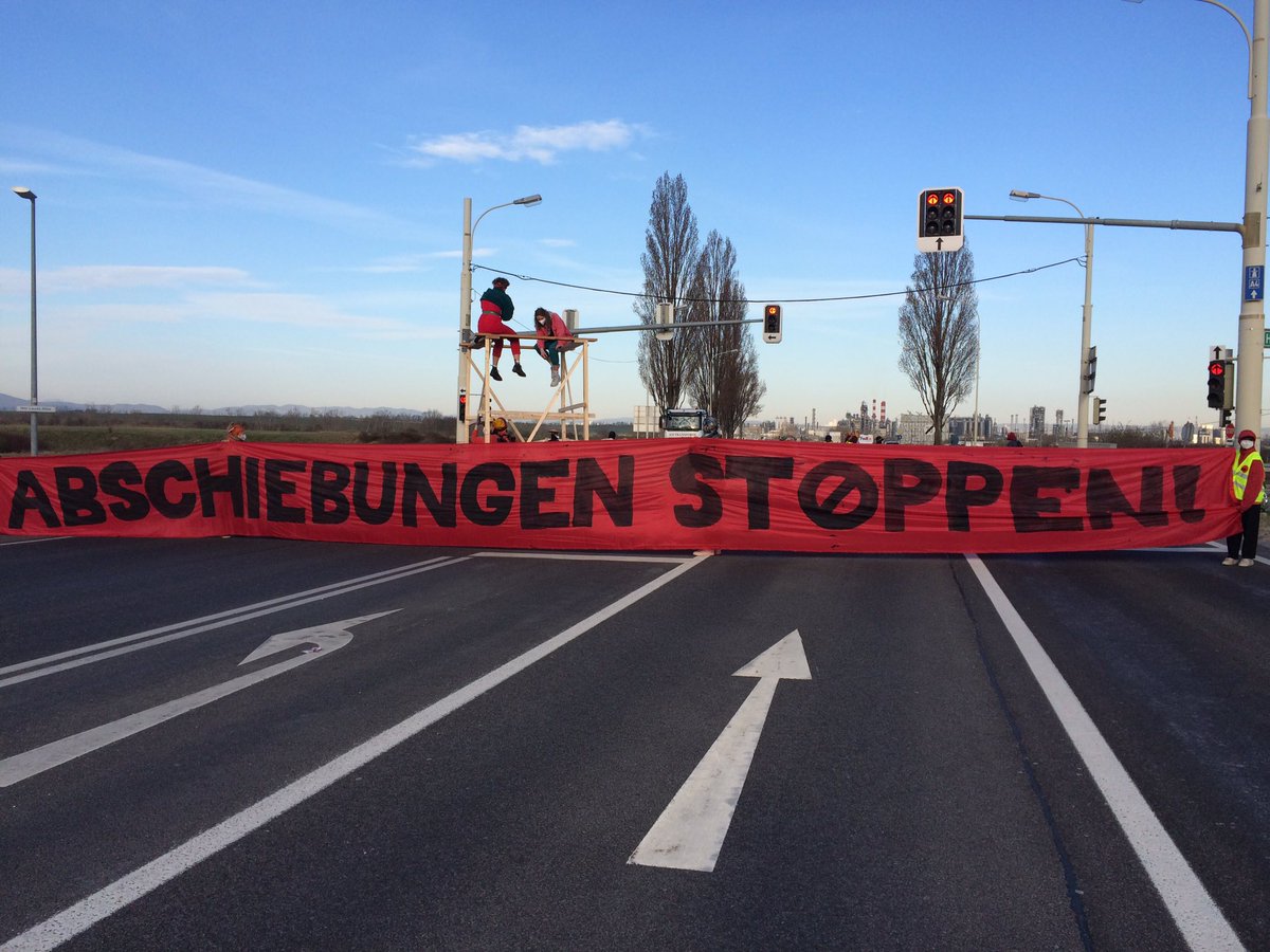 stopdep's tweet photo. 8.45 Uhr: circa 25 Menschenrechtsaktivist*innen blockieren die Auffahrt zum Flughafen, da von dort aus heute ca. 45 Menschen nach Afghanistan abgeschoben werden. #bleiberechtfüralle #w3003 https://t.co/CU8hms6kjA