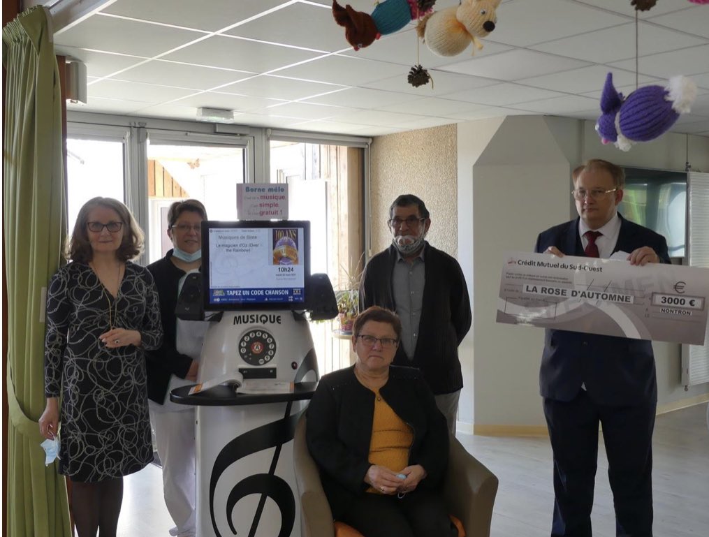 Les #SolidaritesCMSO sont à l’EPHAD de Nontron, pour la remise du chèque #solidarité qui a permis l’achat d’une Borne MELO, en présence de M. Foresti, directeur, et Mme Géreaud, Présidente de la rose d'automne. #WeAreArkea  #associations <a href="/CMSudOuest/">CMSudOuest</a> <a href="/cmarkea/">Crédit Mutuel Arkéa</a> <a href="/WeAreArkea/">WAA|Actus</a>