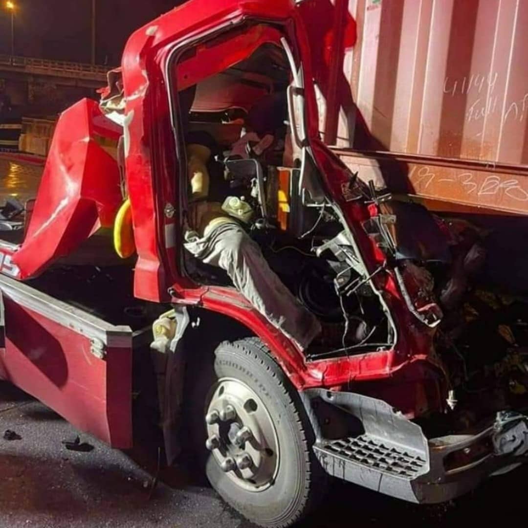 stevekaposi's tweet photo. Truck rear ends truck. Victim trapped. #Thailand 

https://t.co/X7bIlcOc9B

#Bangkok #ThailandNews #SteveKThailand #TACSThailand #ThailandWatch #DiscoverThailand #AmazingThailand #roadaccidents #baddriving #RoadAccidentsThailand #ThaiCrazyAccidents #GruesomeThailand #Gruesome https://t.co/orMgwh2n05