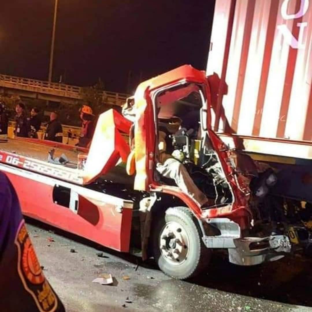 stevekaposi's tweet photo. Truck rear ends truck. Victim trapped. #Thailand 

https://t.co/X7bIlcOc9B

#Bangkok #ThailandNews #SteveKThailand #TACSThailand #ThailandWatch #DiscoverThailand #AmazingThailand #roadaccidents #baddriving #RoadAccidentsThailand #ThaiCrazyAccidents #GruesomeThailand #Gruesome https://t.co/orMgwh2n05