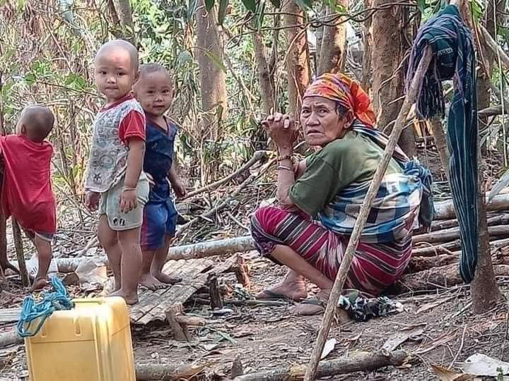 kzin97490859's tweet photo. Still please praying for your Karen IDPs in brigade-5
Ei Htu Hta Refugee people.
Please, pray Thai governmet will give permission cross to border.
Also, please you supporting for them.
We are runner in war at Kawthoolei (Burma)
#KarenUnityHopeNetwork
#WhatsHappeninglnMyanmar https://t.co/MuemOdsX4p