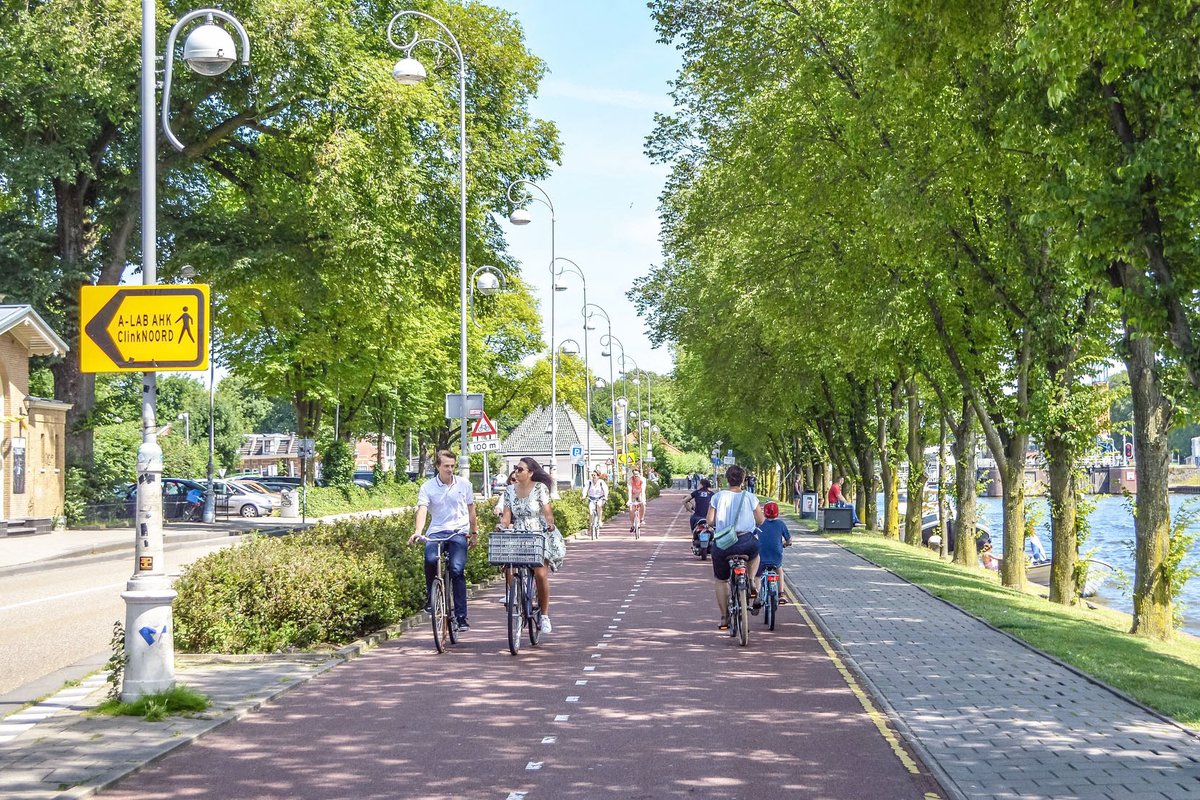 modacitylife's tweet photo. When it comes to bike lanes, width is everything:
It creates inclusive and comfortable space for side-by-side travel, safe passing, and mixing users of slightly different speeds, masses and abilities (kids, seniors, e-bikes, cargo bikes and wheelchairs).
https://t.co/9izGkkXtSM https://t.co/Lz7uwBy3fk