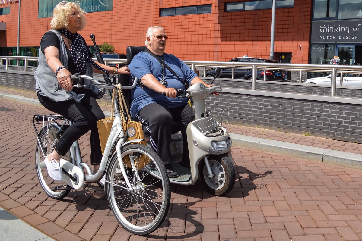 modacitylife's tweet photo. When it comes to bike lanes, width is everything:
It creates inclusive and comfortable space for side-by-side travel, safe passing, and mixing users of slightly different speeds, masses and abilities (kids, seniors, e-bikes, cargo bikes and wheelchairs).
https://t.co/9izGkkXtSM https://t.co/Lz7uwBy3fk