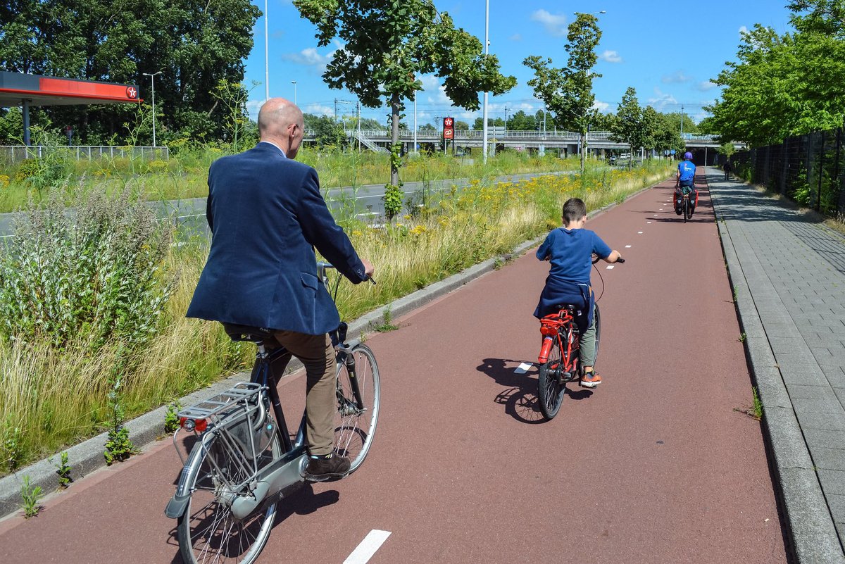 modacitylife's tweet photo. When it comes to bike lanes, width is everything:
It creates inclusive and comfortable space for side-by-side travel, safe passing, and mixing users of slightly different speeds, masses and abilities (kids, seniors, e-bikes, cargo bikes and wheelchairs).
https://t.co/9izGkkXtSM https://t.co/Lz7uwBy3fk