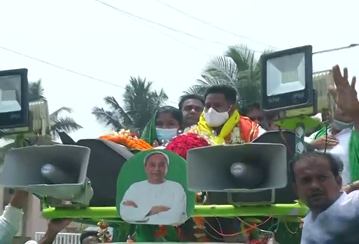 News18Odia's tweet image. ପୁରୀର ପିପିଲି ଉପନିର୍ବାଚନ ପାଇଁ ବିଜେଡି ପ୍ରାର୍ଥୀଙ୍କ ନାମାଙ୍କନ । ବିରାଟ ଶୋଭାଯାତ୍ରାରେ ଯାଇ ନାମାଙ୍କନ କଲେ ରୁଦ୍ର ପ୍ରତାପ ମହାରଥୀ । ଅତିରିକ୍ତ ଜିଲ୍ଲାପାଳଙ୍କ କାର୍ଯ୍ୟାଳୟରେ ରୁଦ୍ରଙ୍କ ନାମାଙ୍କନ ପତ୍ର ଦାଖଲ @rudramaharathy @bjd_odisha  #PIPILI #nominationfiling #BreakingNews