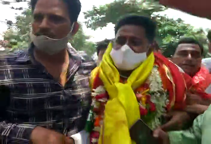 News18Odia's tweet image. ପୁରୀର ପିପିଲି ଉପନିର୍ବାଚନ ପାଇଁ ବିଜେଡି ପ୍ରାର୍ଥୀଙ୍କ ନାମାଙ୍କନ । ବିରାଟ ଶୋଭାଯାତ୍ରାରେ ଯାଇ ନାମାଙ୍କନ କଲେ ରୁଦ୍ର ପ୍ରତାପ ମହାରଥୀ । ଅତିରିକ୍ତ ଜିଲ୍ଲାପାଳଙ୍କ କାର୍ଯ୍ୟାଳୟରେ ରୁଦ୍ରଙ୍କ ନାମାଙ୍କନ ପତ୍ର ଦାଖଲ @rudramaharathy @bjd_odisha  #PIPILI #nominationfiling #BreakingNews