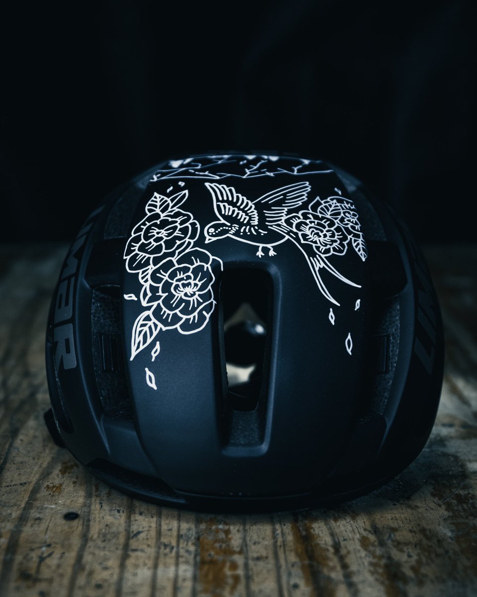 PedalSlip's tweet photo. Wait? Didn’t you share this one already, Lew?

Sort of. This is @37Murph’s helmet. He loved the first one so much (a lovely Endura lid) that he asked me to replicate the elements again onto this @LimarHelmetsUK helmet. So, with a little rearranging I bring you V2! https://t.co/XxvxHTNuIN