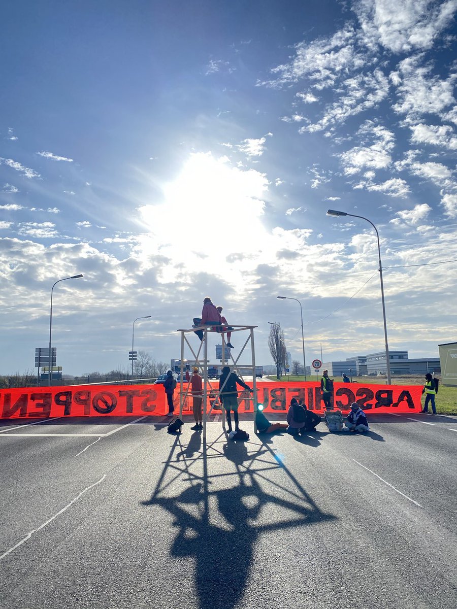 AntifaWienWest's tweet photo. Die Blockade beim Flughafen Wien steht stabil. Auch heute sollen wieder dutzende Personen abgeschoben werden - für uns ist klar: Die Festung Europa muss fallen! Gegen jede Abschiebung! #bleiberechtfüralle #w3003 https://t.co/N8CcgHIYsX
