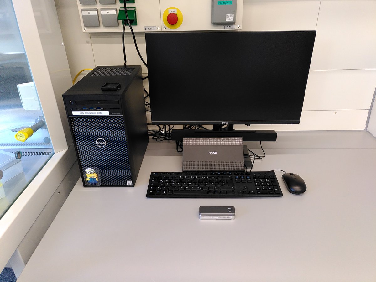 AlexSchoenle's tweet photo. @AmWaldvogel @UniCologne Yes, let's get the work started @AmWaldvogel, including our little MinION-Friend https://t.co/I5Q6Vns5WA