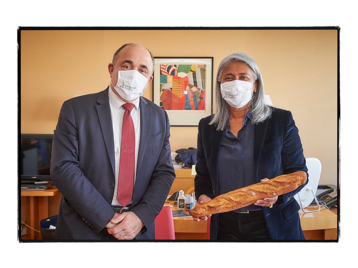 cnbpf's tweet photo. Signature officielle Candidature #BaguetteUnesco au patrimoine mondial immatériel entre Dominique Anract, président @cnbpf et Véronique Roger-Lacan, ambassadrice, déléguée permanente 🇫🇷  #UNESCO @rogerlacanv  Décision en 2022 par les #AmbassadeursUNESCO 🤞
#artisansboulangers https://t.co/E9Ih9zzApk
