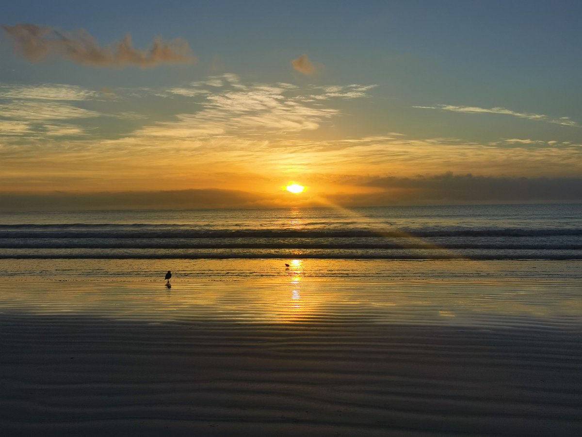LaraTollner's tweet photo. Good morning beautiful world! 🌷
#thebigblue #sunrise #soulfood #happiness https://t.co/G5RbgLsNHl