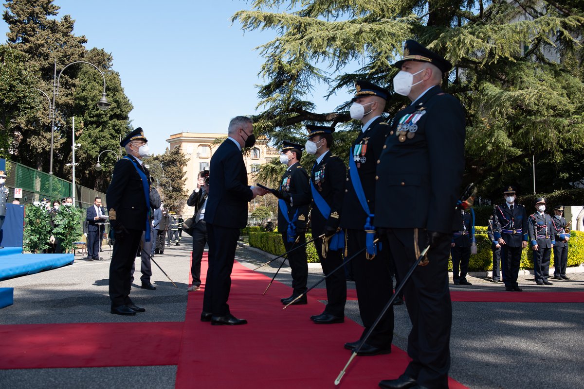 ItalianAirForce's tweet photo. Durante le celebrazioni per il 98° anniversario della #ForzaArmata, come da tradizione, sono state consegnate anche le onorificenze al personale dell’#AeronauticaMilitare che si è particolarmente distinto in azioni di eccezionale valore
#98AM #latuasquadrachevola https://t.co/eaDI4DuqXJ