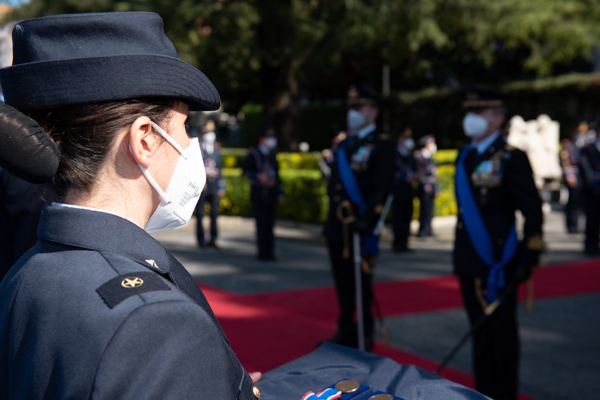 ItalianAirForce's tweet photo. Durante le celebrazioni per il 98° anniversario della #ForzaArmata, come da tradizione, sono state consegnate anche le onorificenze al personale dell’#AeronauticaMilitare che si è particolarmente distinto in azioni di eccezionale valore
#98AM #latuasquadrachevola https://t.co/eaDI4DuqXJ