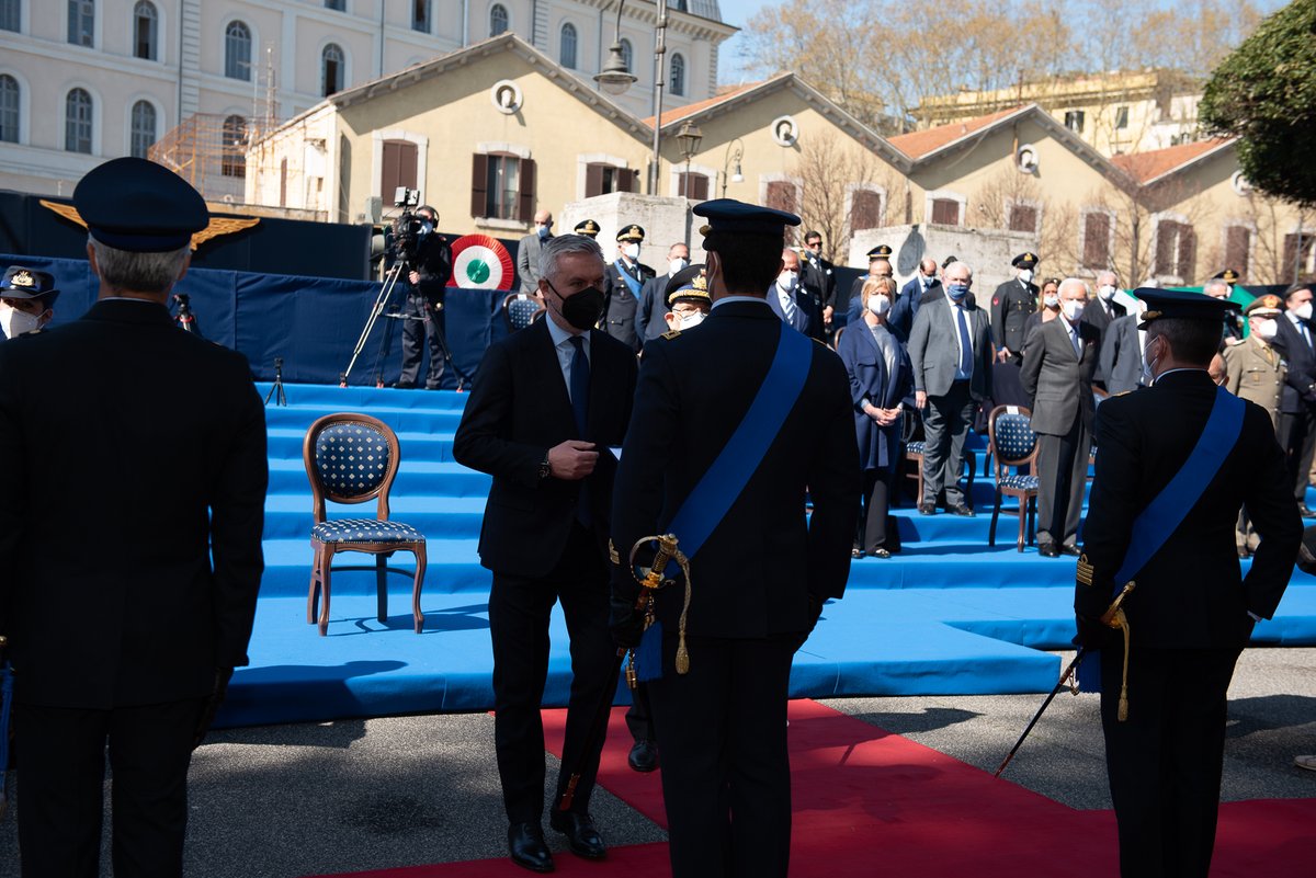 ItalianAirForce's tweet photo. Durante le celebrazioni per il 98° anniversario della #ForzaArmata, come da tradizione, sono state consegnate anche le onorificenze al personale dell’#AeronauticaMilitare che si è particolarmente distinto in azioni di eccezionale valore
#98AM #latuasquadrachevola https://t.co/eaDI4DuqXJ
