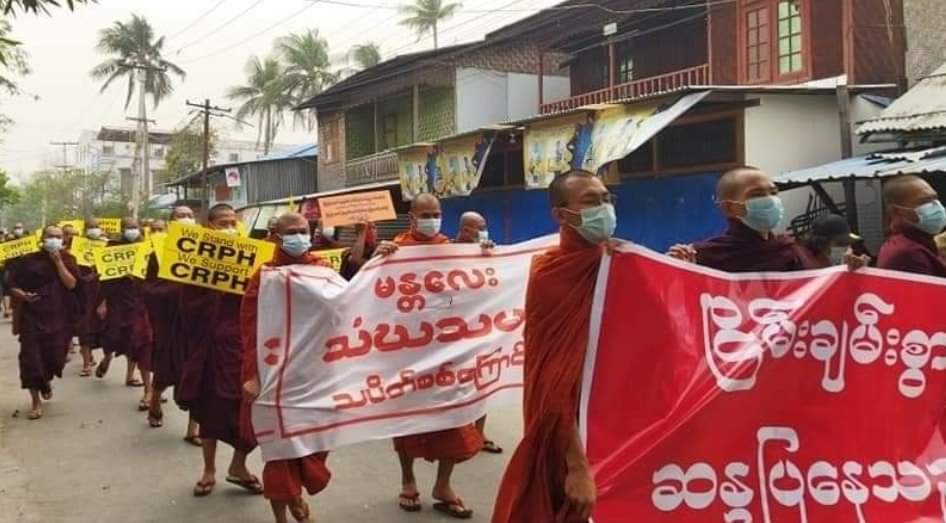 XueMei01's tweet photo. Buddhist monks from Sangha Union peacefully protested against military coup in Mandalay !

ABOMINABLE CRUELTY

#WhatsHappeningInMyanmar 
#Mar30Coup https://t.co/vPL7eNx4jR